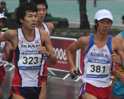 <P>4년전 도하 아시안게임 남자경보20km. 초반부터 독주한 중국의 한유쳉은 손쉽게 금메달을 차지했고, 김현섭 선수는 일본의 모리오카 고이치로, 야마자키 유키와 함께 치열한 2위 싸움 끝에 두 선수를 모두 제치고 은메달을 따냈다. 한국 경보사상 첫 아시안게임 메달이었다. </P>
<P> </P>
<P>#. 사진설명 : 2006 도하아시안게임에서 2위 경쟁을 펼치는 김현섭(381번)선수와 야마자키(323번) 선수 </P>
<P> </P>
<P>4년이 지난 광저우 아시안게임은 어떨까? 금메달리스트 한유쳉은 2006년을 정점으로 하향세에 접어들어 대표자리를 후배들에게 내주었고, 모리오카와 야마자키는 50km로 종목을 바꿨다. 다시 한 번 메달에 도전하는 김현섭선수와 각종 국제대회에서 꾸준히 상위권에 이름을 올리고 있는 박칠성선수(국군체육부대)에게 한국 육상계는 이번에도 메달을 기대하고 있다.</P>
<P> </P>
<P>단순히 시즌기록으로만 따진다면 김현섭 선수가 올해 전국체전에서 수립한 한국기록 1시간19분36초는 올시즌 세계랭킹 3위에 올라 있다. 김현섭의 기록이 올해 아시아 랭킹 1위이므로 많은 사람들은 당연히 아시안게임에서 강력한 금메달 후보라고 생각 할 수 있다. 그러나 러시아와 함께 세계최강이라 자부하는 중국 경보선수들의 실력은 만리장성에 비유해도 모자라지 않을 정도로 넘기 힘든 벽이다. 이번 아시안게임에서 메달 경쟁을 펼칠 주요 선수들의 기록과 경력을 정리한 아래의 표를 살펴보자.</P> 관련사진