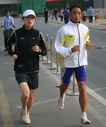 북경올림픽 개막이 이제 채 1년도 남지 않았다. 올림픽을 앞두고 북경 전역이 경기장 건설 등 도시 인프라 공사가 한창이고 여러 가지 시민 의식개혁 운동이 전개되며 분주한 가운데 각국 선수들의 메달획득을 위한 소리없는 준비가 계속되고 있다. 이번 호엔 올림픽의 꽃 마라톤 경기에 출전할 이봉주선수의 북경올림픽 마라톤 코스 답사 이야기를 소개한다.
<br>
<br>#.사진설명 : 세계최고의 명문대 중 하나인 칭화대(32km지점) 동문 앞을 달리는 이봉주와 이은정. 38km까지 은근한 오르막이 있어 승부의 포인트로 꼽힌다. 관련사진