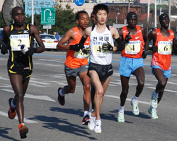 그러나 올해는 달랐다. 건국대 3학년 김민
<br>선수가 30km까지 선두그룹과 어깨를 나란히
<br>했다. 우승자인 실베스터 테이멧(케냐)의
<br>기록이 2시간6분49초였다는 것을 감안하면
<br>김민 선수의 역주는 더욱 높이 평가할 만
<br>하다. 비록 처음 도전한 마라톤에서 경험
<br>부족을 드러내며 35km 이후부터 정상적인
<br>경기를 펼치진 못해 2시간13분11초로 골인
<br>했지만, 한국 선수도 2시간6분대 페이스로
<br>후반까지 달릴 수 있다는 걸 보여 줬다.
<br>
<br>#. 사진설명 : 서울국제마라톤 25km지점 남자 선두그룹(가운데 김민 선수)
<br>
<br>백승호(건국대 2학년) 선수도 이번 대회를 통해 등장한 유망주다. 페이스메이커로 
<br>출전해 완주는 하지 않았지만 25km까지 여유있는 모습으로 선두그룹을 이끌었다는 
<br>점에서 1~2년 후 마라톤 풀코스 데뷔전에서 깜짝 놀랄 만한 결과를 기대해도 좋을 
<br>것 같다.
<br>
<br>많은 전문가들은 두 선수가 오랫동안 한국 마라톤이 풀지 못한 숙제였던 스피드化를
<br>해결할 수 있는 실마리를 찾게 했다고 평가한다. 필자 역시 현장의 선수들과
<br>지도자들이 